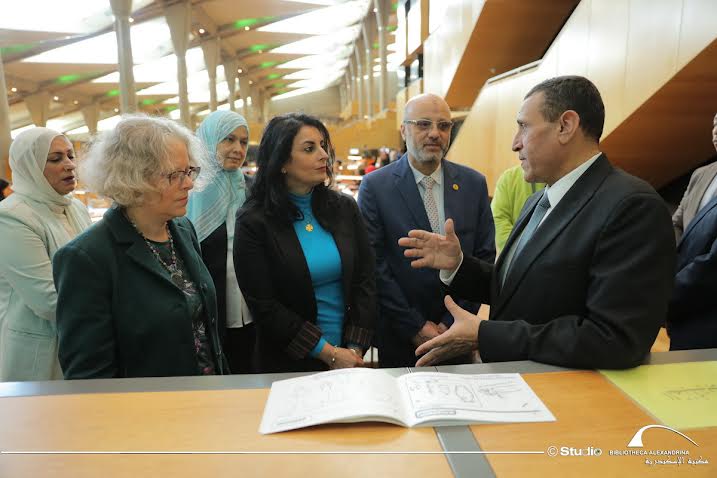 رئيس الهيئة العامة لتعليم الكبار يتفقد إنجازات مكتبة الإسكندرية لمحو الأمية (1)