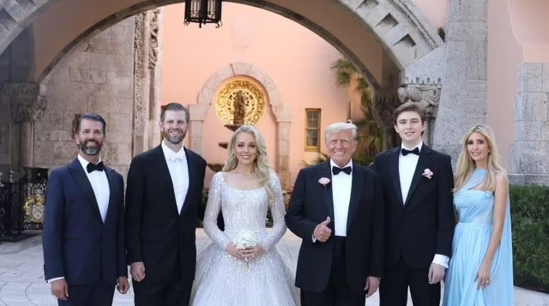 دونالد ترامب وأبنائه مع شقيقتهم تيفانى