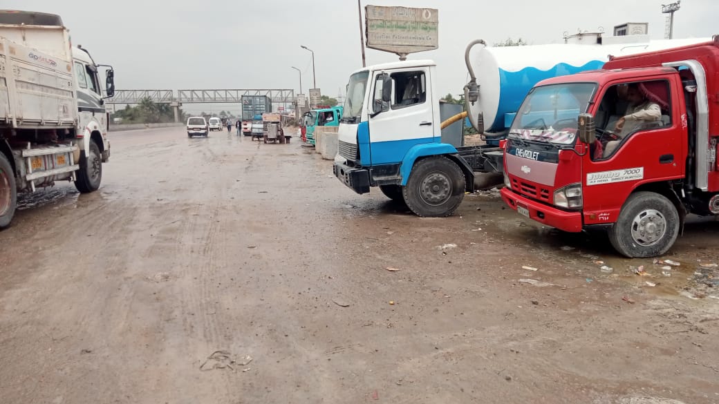 سيارات شركة الصرف الصحى ترفع مياه الامطار (2)