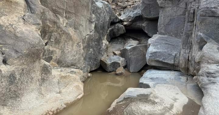 مناطق جبلية صخرية تحفظ مياه الأمطار بحلايب 