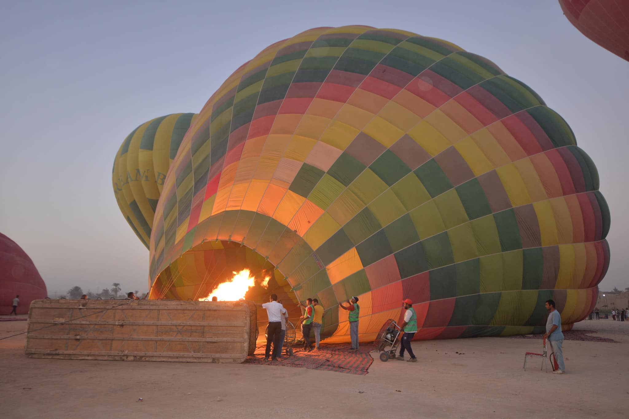 تجهيز البالونات قبل التحليق فى سماء الأقصر