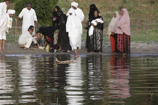 أبناء-النوبة-يغسلون-وجه-المولود-فى-النيل