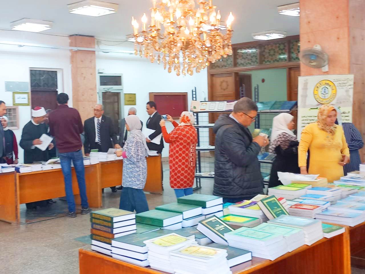 إقبال على معرض كتاب المجلس الأعلى للشئون الإسلامية بمكتبة جامعة الأزهر