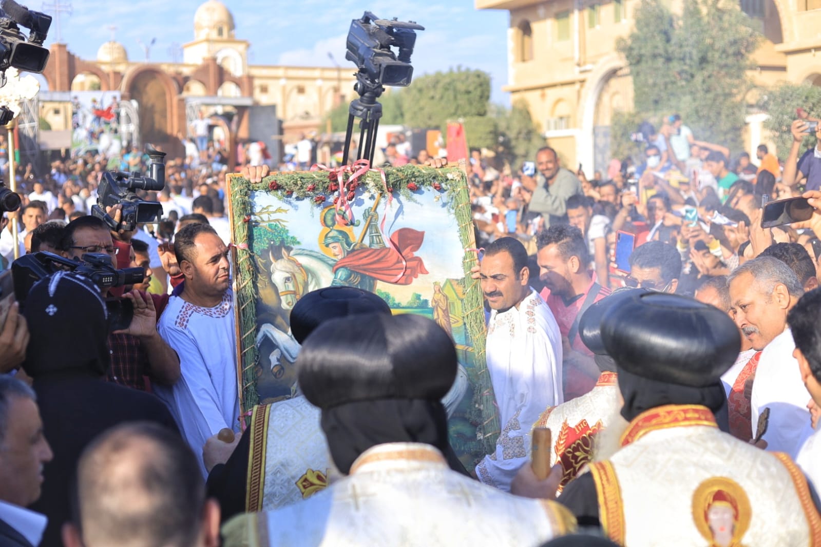 الآلاف من المسيحون يشاركون فى زفة وطواف الشمامسة