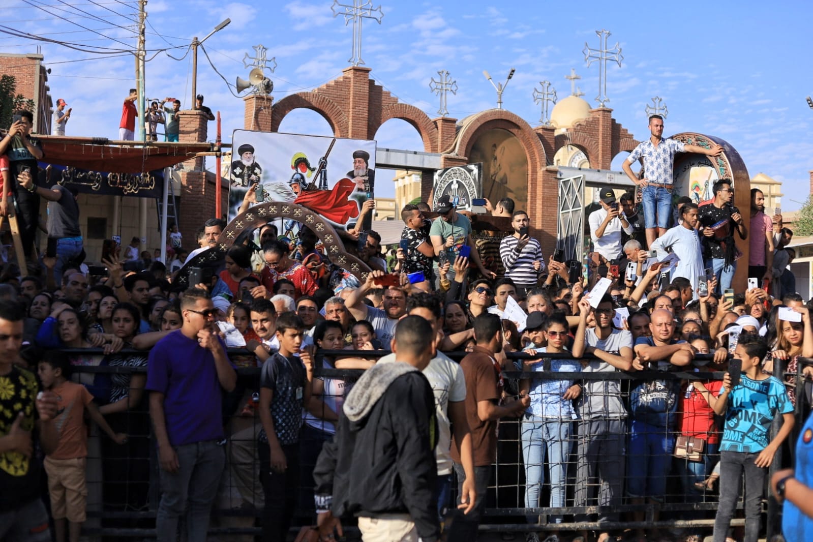 الآلاف من المسيحون يشاركون فى زفة وطواف الشمامسة بدير مارجرجس