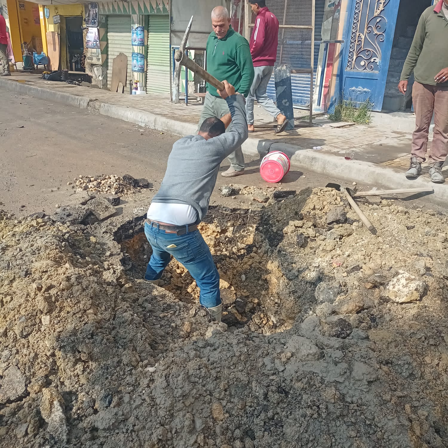 إصلاح كسر 2 ماسورة مياه بقرية ابيس العاشرة وشارع الاسكندر الاكبر وسط الإسكندرية (3)