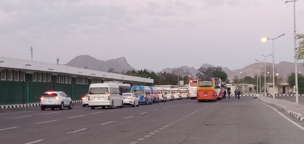 بداية تجمع الحافلات السياحية بسفاجا