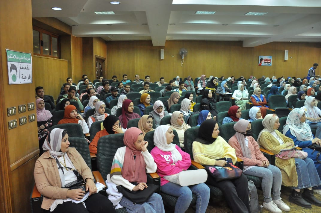 الحضور من طالبات جامعة كفر الشيخ