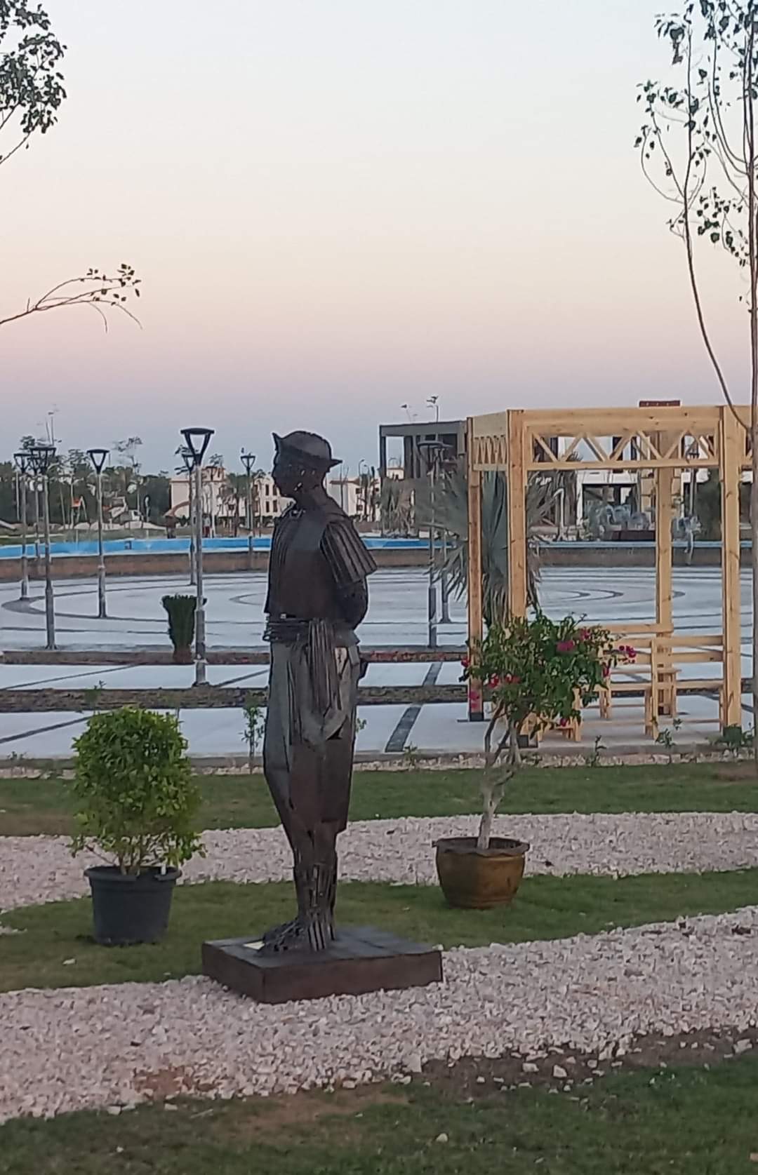 تمثال صياد بورسعيد داخل المنطقة الخضراء بشرم الشيخ  أثناء