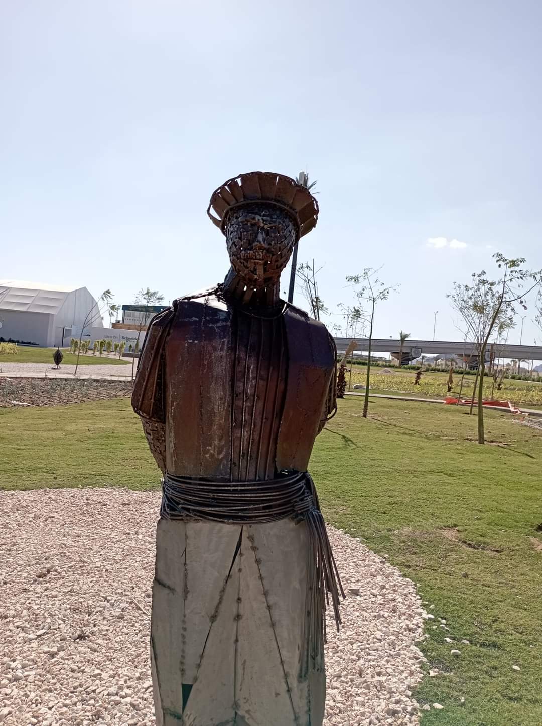 تمثال صياد بورسعيد من خردة الحديد بالمنطقة الخضراء بشرم الشيخ