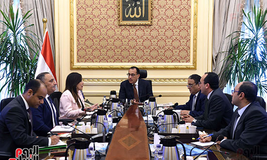 رئيس الوزراء يجتمع مع مدير المركز الوطنى لتخطيط استخدامات أراض الدولة (4)