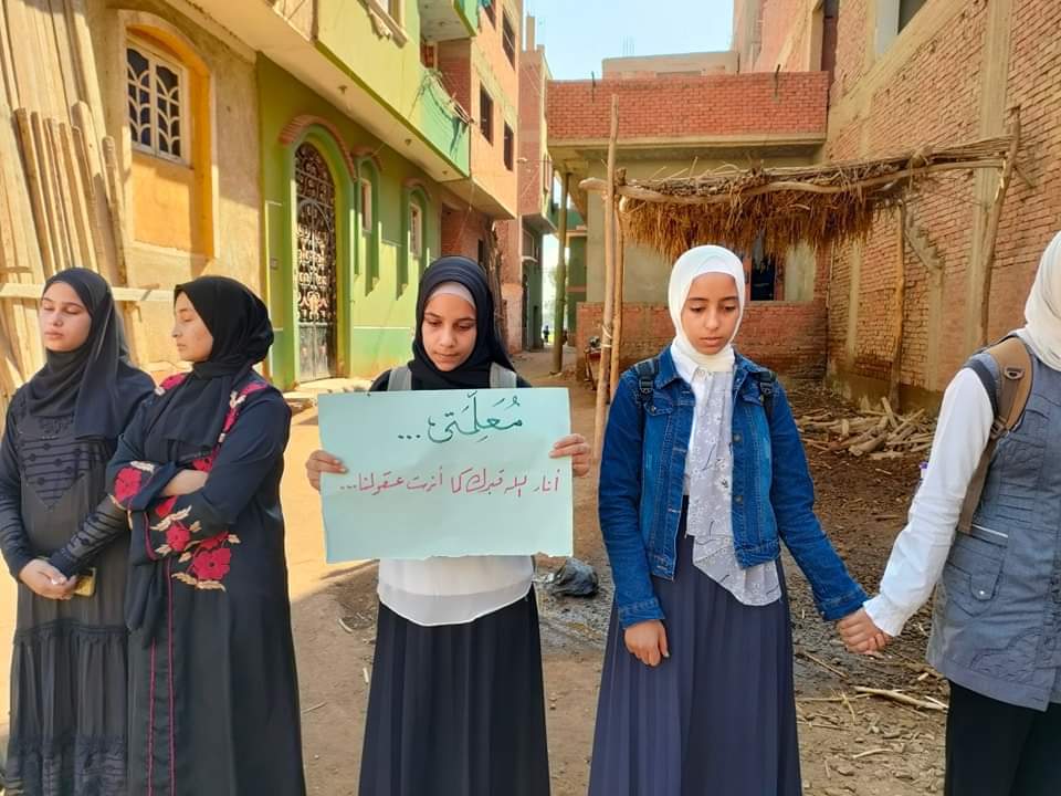 حزن الطالبات على رحيل معلمتهم
