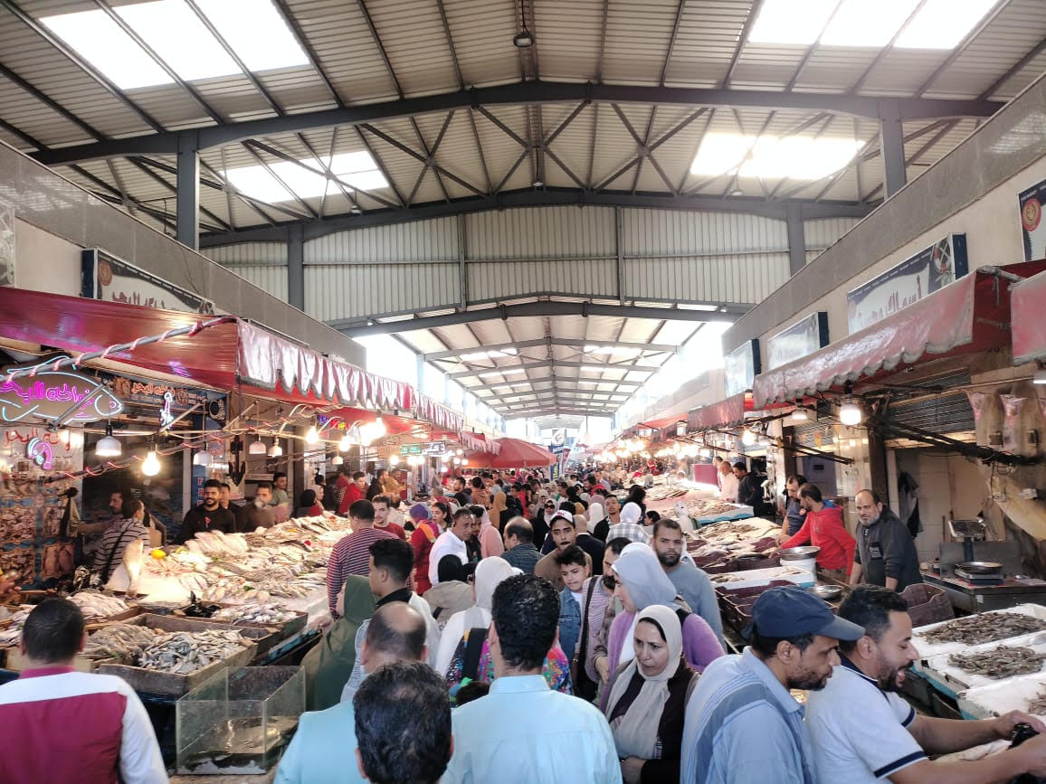 زحام داخل سوق الأسماك بحى العرب