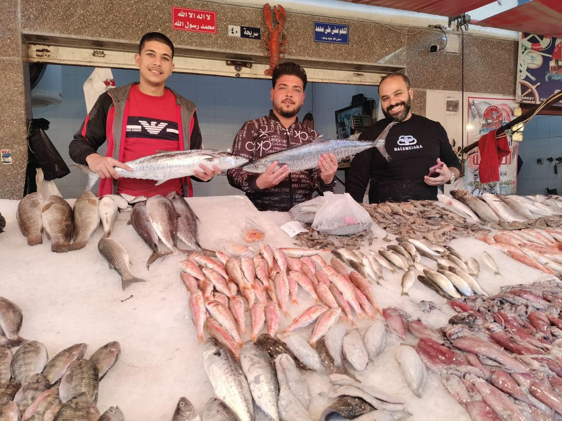 بائعوا الأسماك يستقبلون زوار بورسعيد