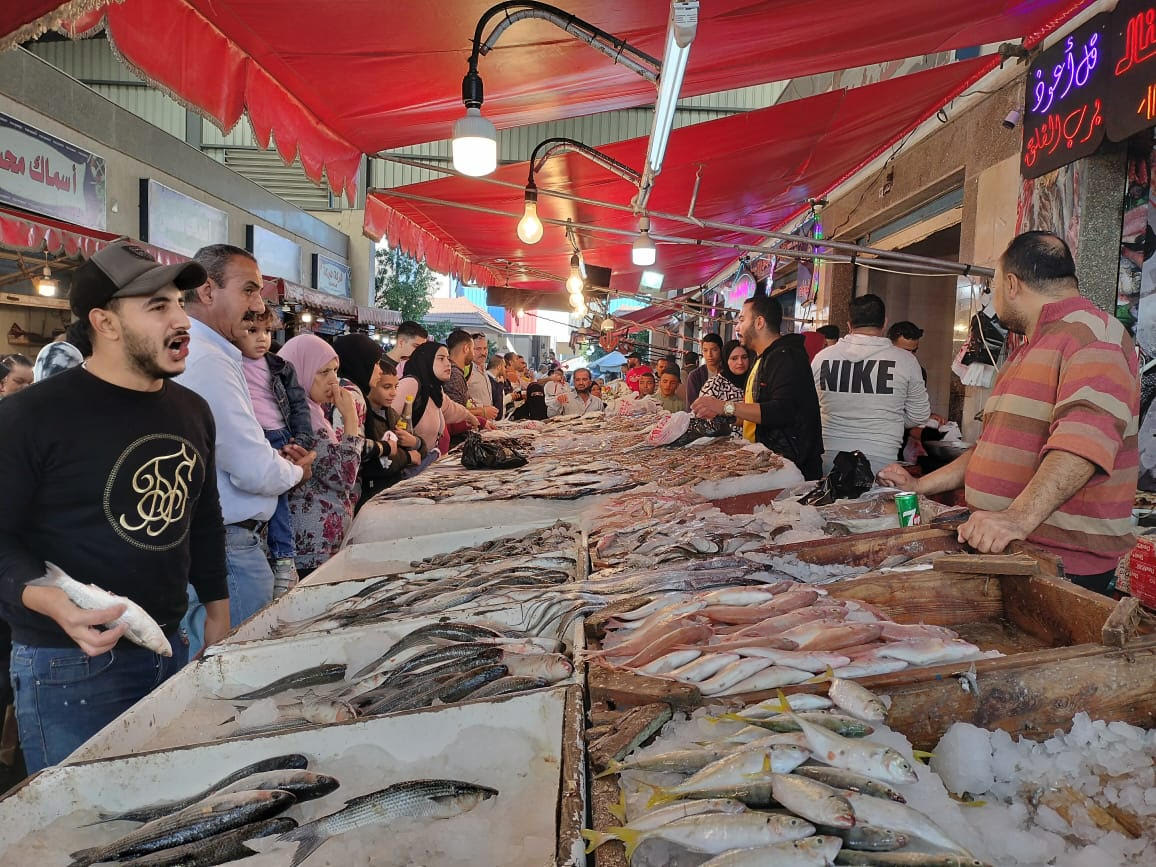 زوار بورسعيد داخل سوق الأسماك