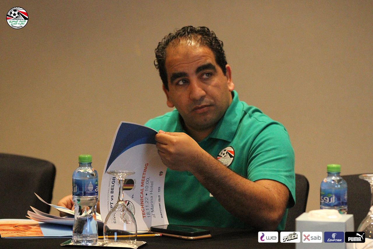 الزميل محمد  مراد منسق المنتخب الوطني  خلال الاجتماع الفني لمباراة مصر وبلجيكا