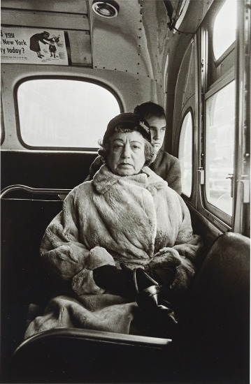 صورة سيدة في حافلة