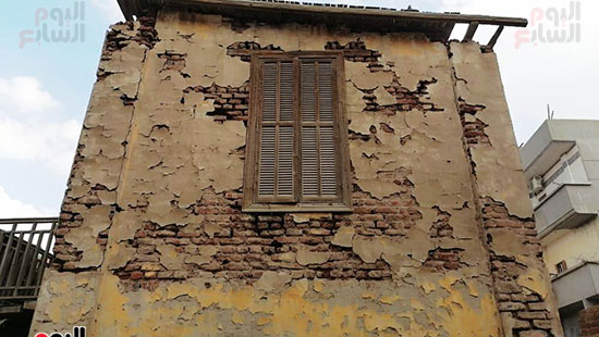 النوافذ-والسقف-الخشبي-بنظام-الاحتلال