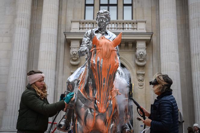 تلطيخ تمثال تشارلز راى فى باريس بالطلاء