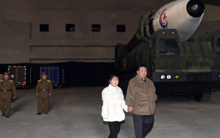 زعيم كوريا يصطحب ابنته