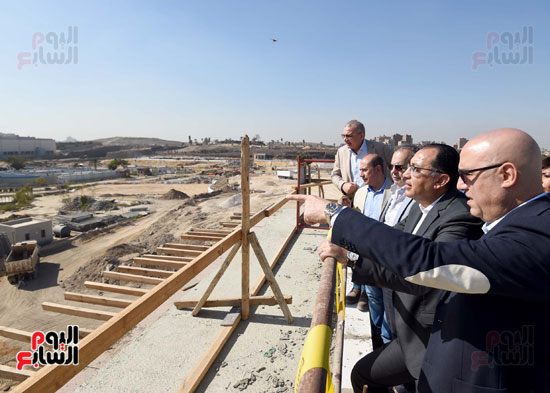 الدكتور مصطفى مدبولى يتفقد أعمال تطوير ساحة جامع عمرو بن العاص (1 (12)