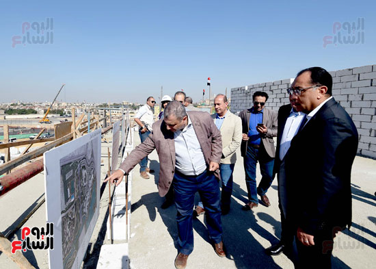 الدكتور مصطفى مدبولى يتفقد أعمال تطوير ساحة جامع عمرو بن العاص (1 (6)
