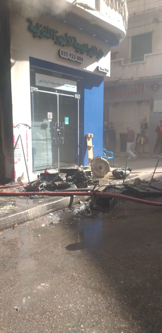 السيطرة على حريق بأحد المحلات وسط الإسكندرية دون إصابات (2)