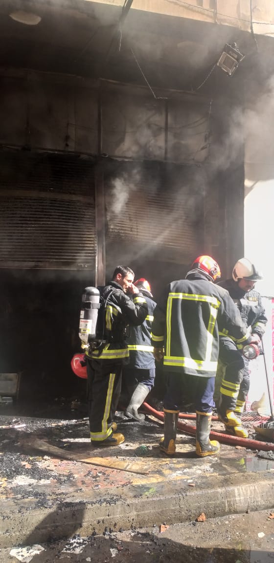 السيطرة على حريق بأحد المحلات وسط الإسكندرية دون إصابات (1)