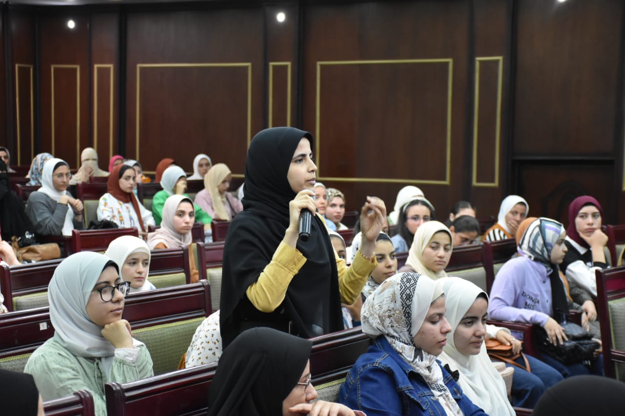 جامعة السادات تنظم جلسة نقاشية بالتعاون مع تنسيقية شباب الأحزاب مع طلاب وأعضاء هيئة التدريس بالجامعة حول الحوار الوطني  (5)