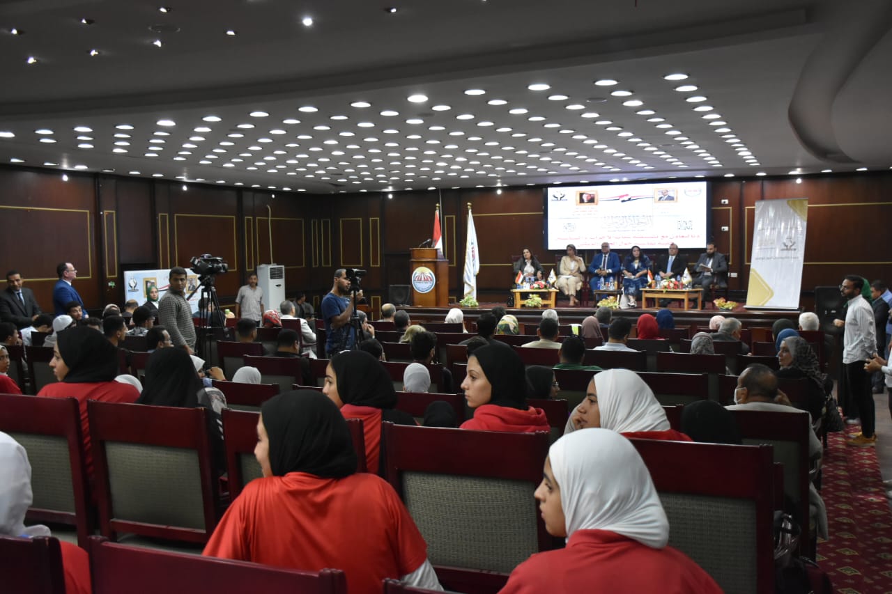 جامعة السادات تنظم جلسة نقاشية بالتعاون مع تنسيقية شباب الأحزاب مع طلاب وأعضاء هيئة التدريس بالجامعة حول الحوار الوطني  (3)