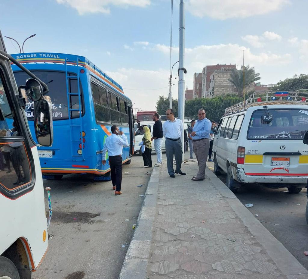 نائب محافظ المنيا يستقل أحد سيارات الأجرة