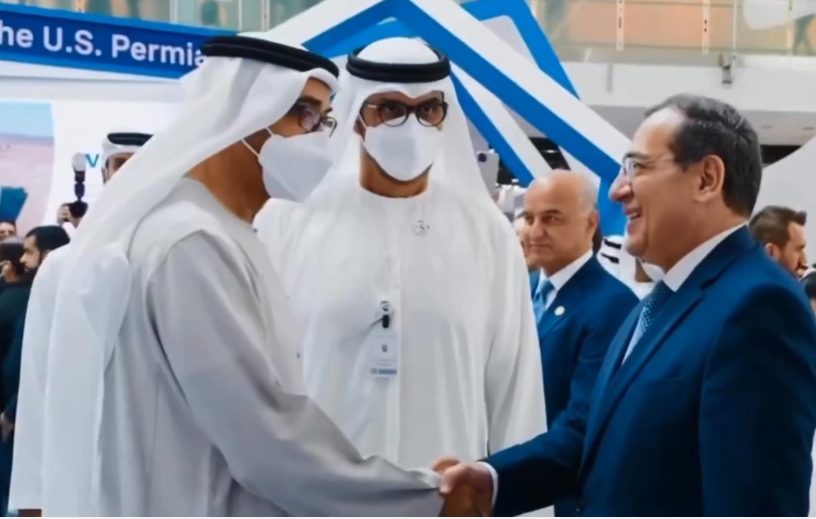 وزير البترول فى مقدمة مستقبلى حاكم دبى خلال تفقده معرض أديبك 2022