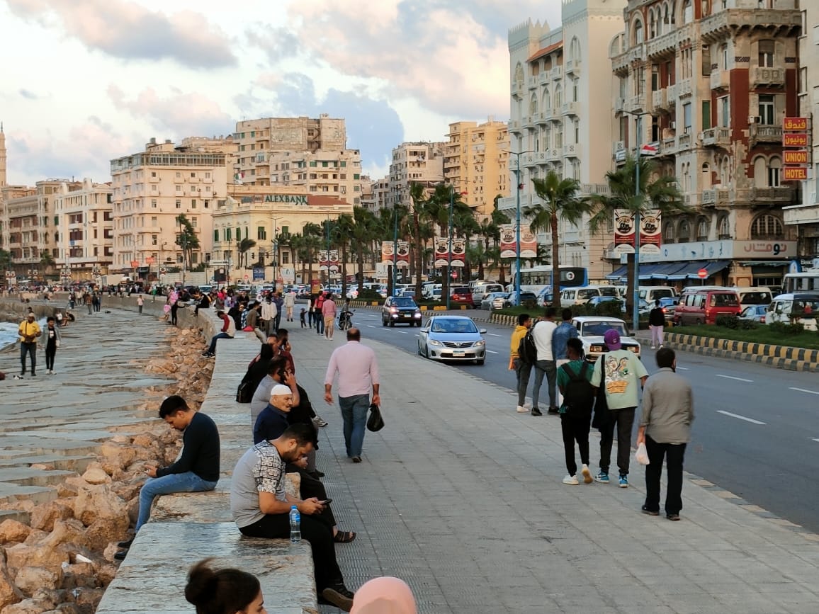 توافد المواطنين على كورنيش الإسكندرية رغم انخفاض الحرارة