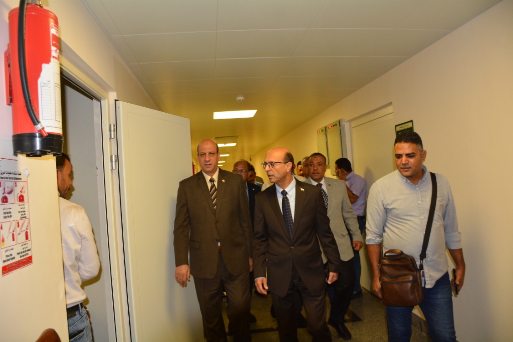 رئيس جامعة أسيوط يتفقد وحدة زرع النخاع بمعهد جنوب مصر للأورام (3)