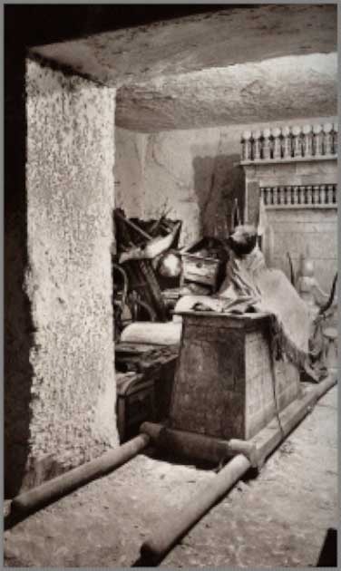 ضريح أنوبيس على عتبة الخزانة ينظر إليه من غرفة الدفن. كان تمثال أنوبيس مغطى بقميص من الكتان منقوش بخرطوش إخناتون