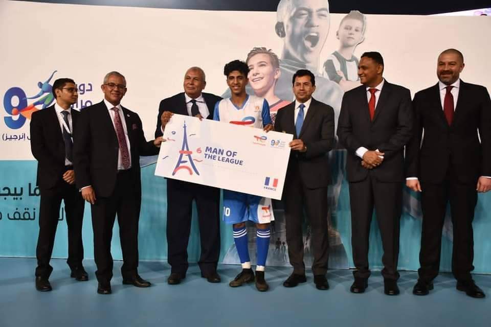 رئيس جامعة أسيوط يهنئ طالبا لفوزه بجائزة أفضل لاعب وحصده درع دوري مراكز الشباب