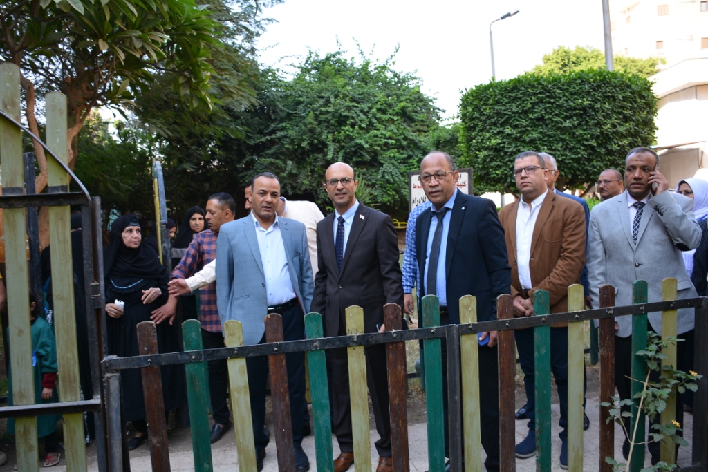 رئيس جامعة أسيوط يشارك في غرس الأشجار بمعهد جنوب مصر للأورام  (1)