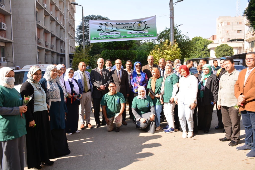 رئيس جامعة أسيوط يشارك في غرس الأشجار بمعهد جنوب مصر للأورام  (3)