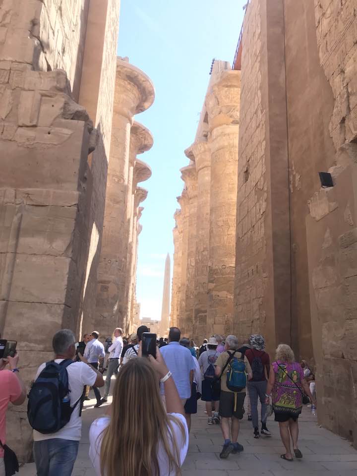 توافد السياح على معابد الأقصر