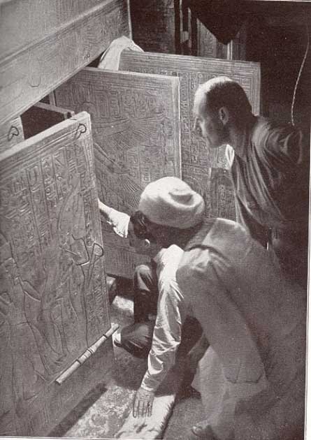 هوارد كارتر  وآرثر كالندر وعامل مصري في حجرة الدفن