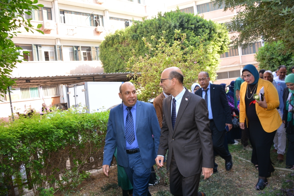 رئيس جامعة أسيوط يشارك في غرس الأشجار بمعهد جنوب مصر للأورام ضمن فعاليات مبادرة إتحضر للأخضر (4)