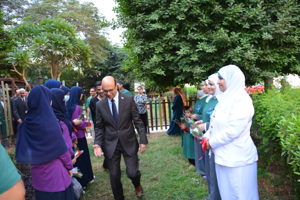 رئيس جامعة أسيوط يشارك في غرس الأشجار بمعهد جنوب مصر للأورام ضمن فعاليات مبادرة إتحضر للأخضر (2)