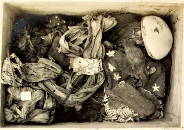 محتويات أحد صناديق التخزين في مقابر توت عنخ آمون