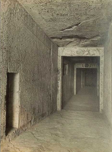 الممر الهابط المؤدي إلى  مقبرة توت عنخ آمون
