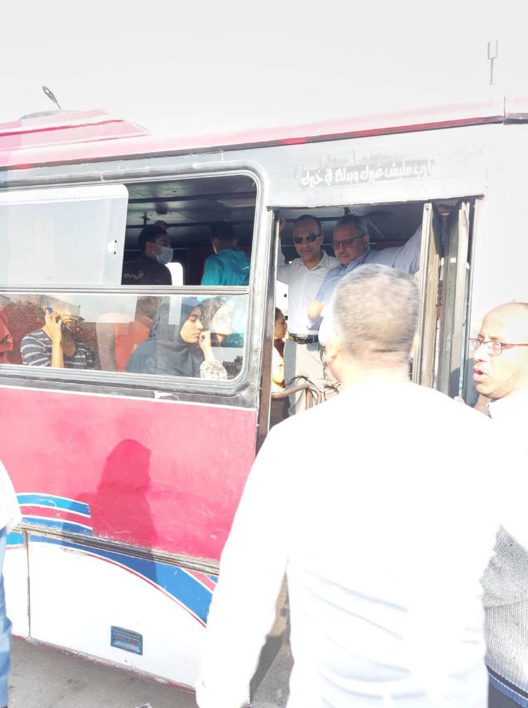 نائب محافظ المنيا يستقل أحد سيارات الأجرة للتحقق من شكوى المواطنين (2)