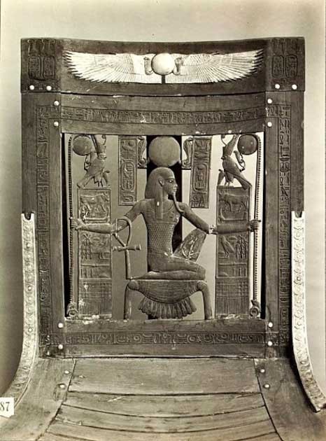 كرسي عرش مزين بزخرفة التقطت صوره بورتون في مقبرة توت عنخ آمون