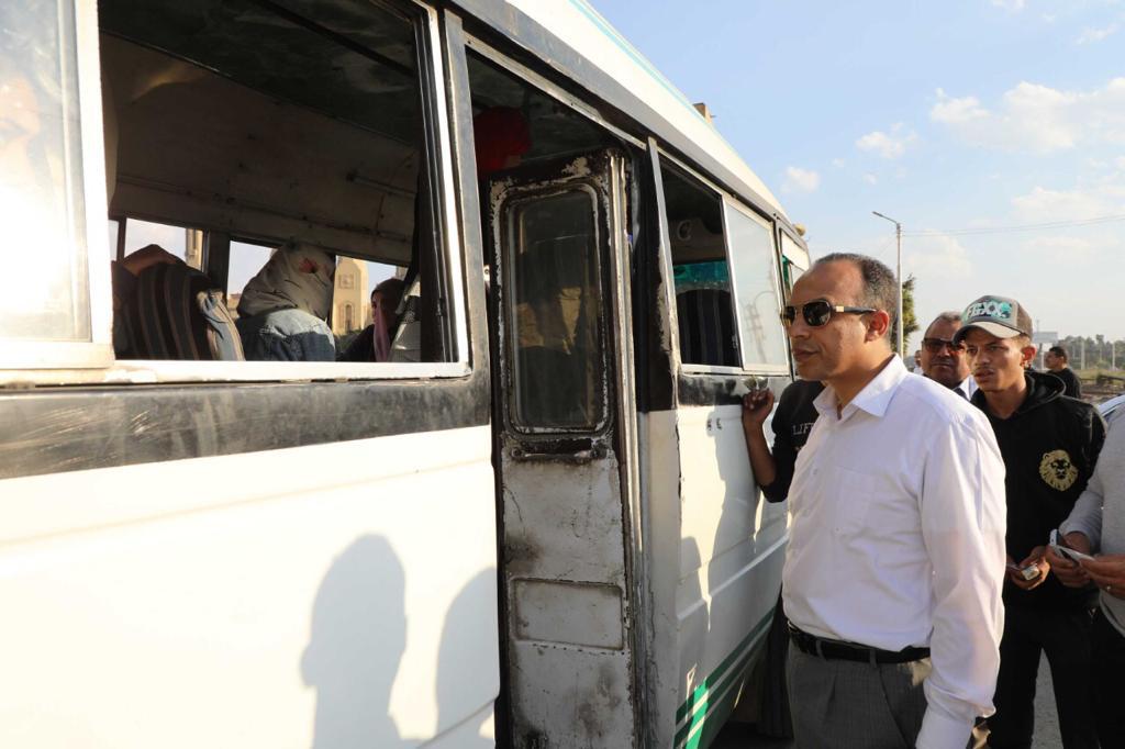 نائب محافظ المنيا يستقل أحد سيارات الأجرة للتحقق من شكوى المواطنين