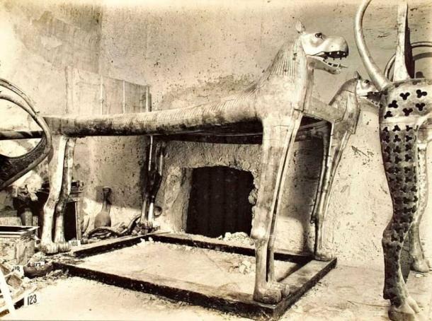 أريكة على شكل أسد في غرفة انتظار مقبرة توت عنخ آمون