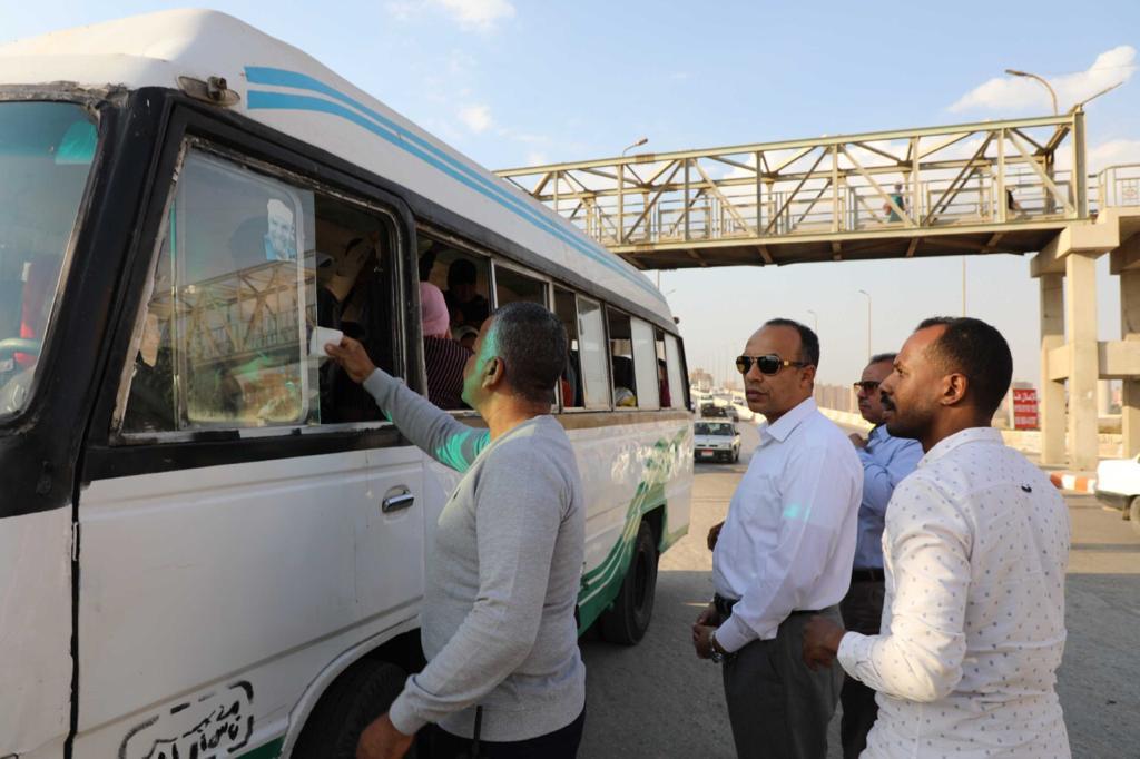 نائب محافظ المنيا يستقل أحد سيارات الأجرة للتحقق من شكوى المواطنين (3)