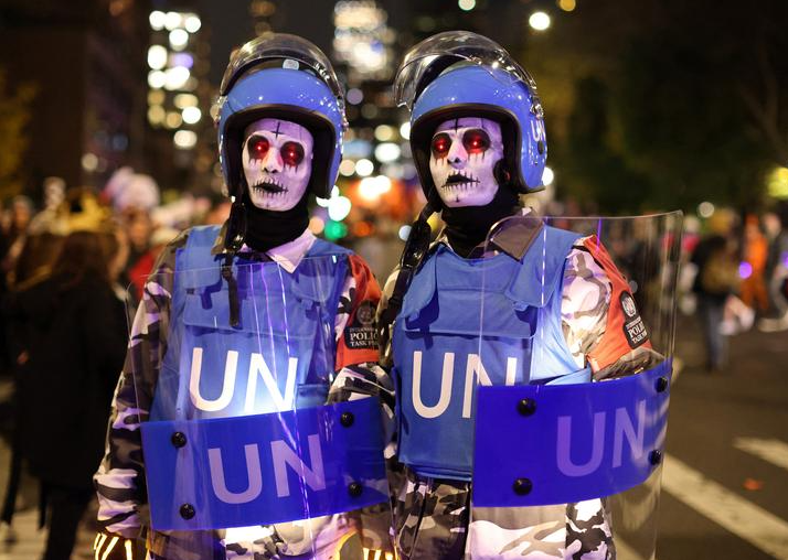 أشخاص يحضرون موكب القرية السنوي لعيد الهالوين في نيويورك مرتدين زي جنود من الأمم المتحدة في مانهاتن ، مدينة نيويورك